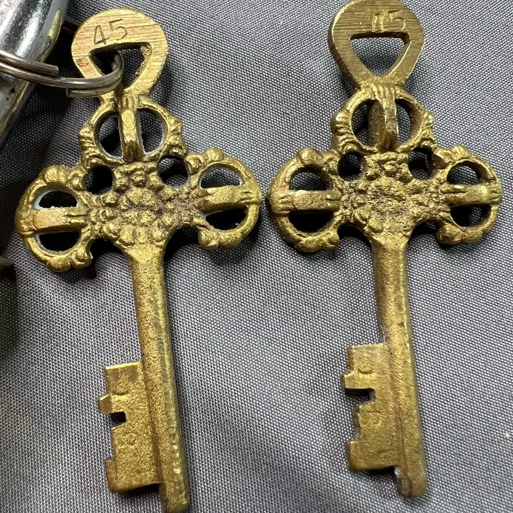 Vintage Solid Brass Indian Padlock w/ Keys – Hindu Motif – Heavy Decorative Lock - Picture 3 of 11